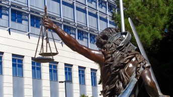 La jueza condena a dos años de cárcel al joven grabado cuando agredía a su pareja en Alicante