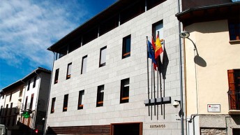 Condenado el Ayuntamiento de Pamplona a recolocar en un lugar preferente la bandera de España y el retrato del Rey