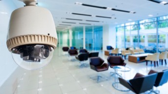 Las empresas pueden vigilar a sus empleados con cámaras sin necesidad de advertirles de que están siendo grabados